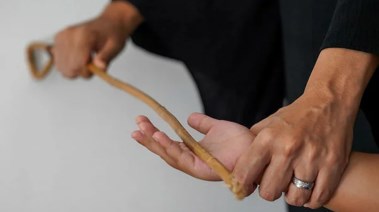 عقوبة الضرب بالخرزانة
