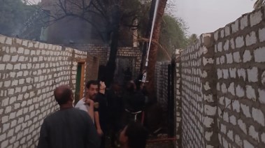 محاولات السيطره على الحريق 