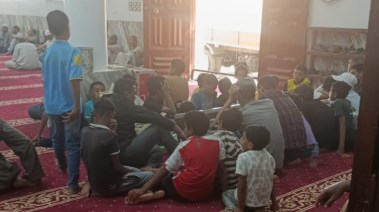 الأطفال يودعون زميلهم 