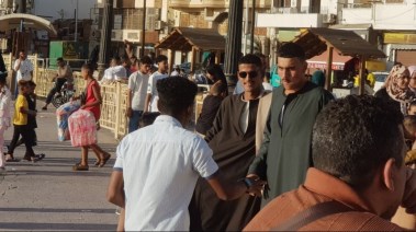 شباب يرتدون الجلابية البلدى فى ثانى ايام العيد 