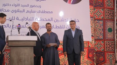 وزير النقل ومحافظ قنا يسلمان شيكات للمتضررين من سكة قطار الكهرباء 