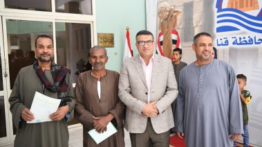 تسليم عقود تقنين جديدة لواضعي اليد في قنا