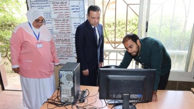 صورة للمحافظ اثناء الجولة 