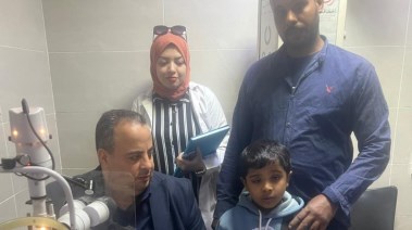 المصاب و والده اثناء الكشف عليه 