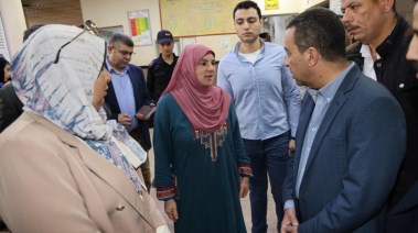 المحافظ يستمع للمرضى في مستشفى قويسنا 