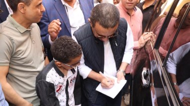 محافظ المنوفية يوقّع على "كراسة" طلب