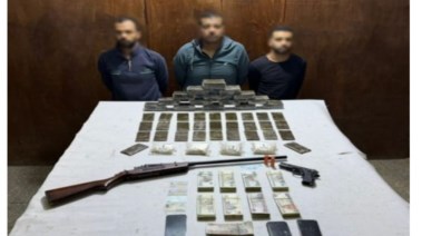 المتهمين وجانب من المضبوطات