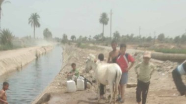 صورة للأطفال أثناء ملئ المياه من البحيرة 