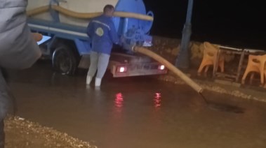 صورة للمياه التي غرقت الطريق 