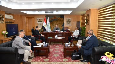 لقطة محافظ الفيوم أثناء الاجتماع 