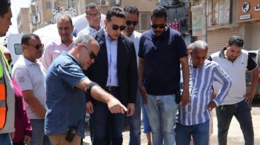 نائب محافظ الفيوم يتابع ميدانيا أعمال إصلاح كسر مفاجئ بخط طرد الصرف بالحادقة