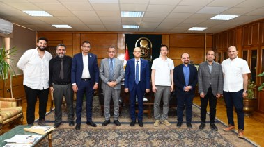 Zhegang Zhou مع الفريق الطبي