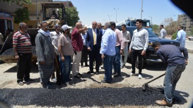 لقطة من تفقد المحافظ لإنشاء المطبات 