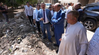 المحافظ برفقة المواطن 