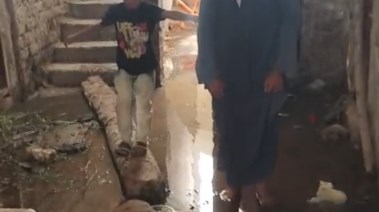 لقطة من استغاثة المواطن لغرق منزلة بمياة الصرف الصحي 