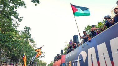 لامين جمال يرفع علم فلسطين