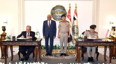 جانب من توقيع البروتوكول 
