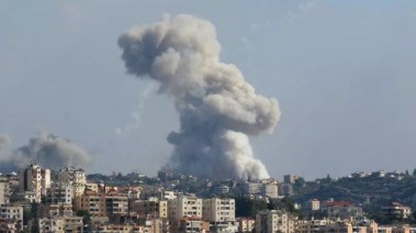 دخان يتصاعد من موقع استهدفه القصف الإسرائيلي في قرية زيتا بجنوب لبنان