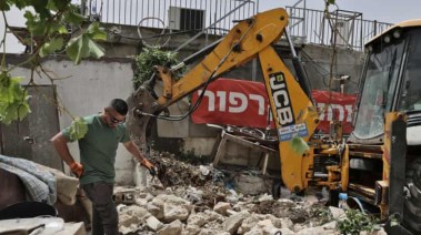 الفلسطينيون يجبرون على هدم منازلهم