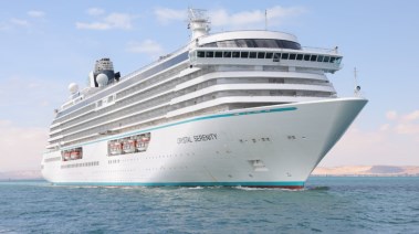 تنعقد القمة على متن السفينة السياحية "Crystal Serenity" أثناء عبورها للقناة