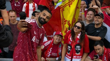 محمد صلاح مع جماهير ليفربول 
