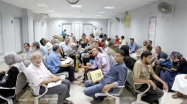 عدد من المرضى ينتظرون دورهم- أرشيفية