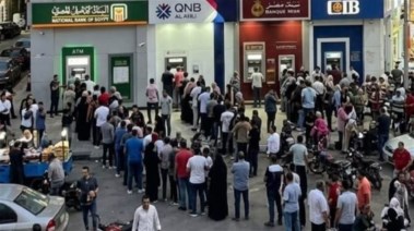 طوابير المواطنين أمام ATM - تعبيرية