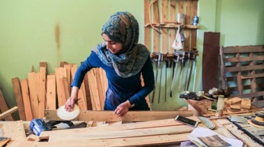 نجارة تعمل في قطاع غزة ـ تعبيرية