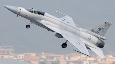 طائرة من طراز "جيه إف-17"
