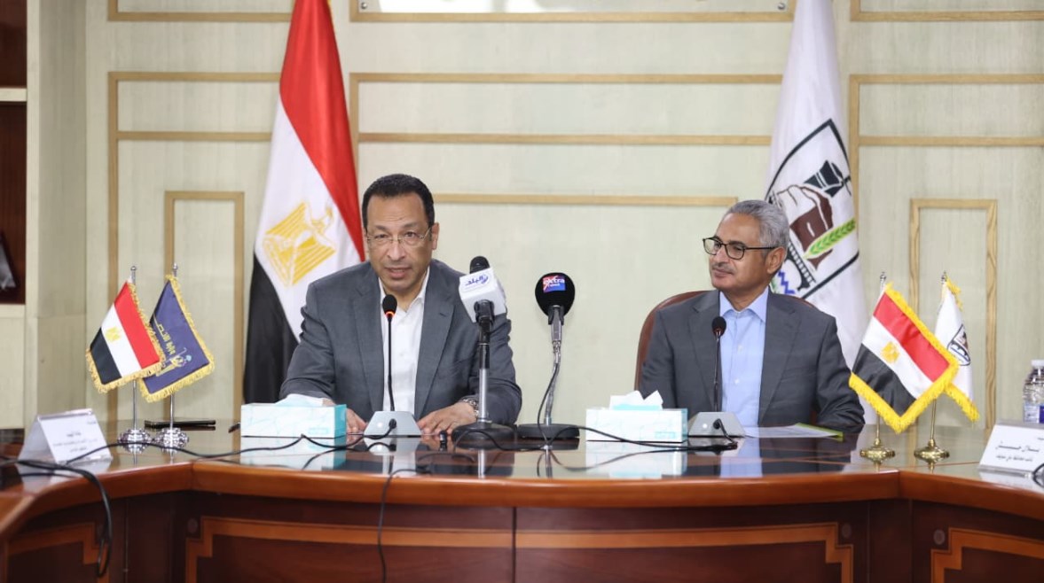 وزير الاتصالات وتكنولوجيا المعلومات، رأفت هندي، ومحافظ بني سويف، اللواء عبد الله عبد العزيز