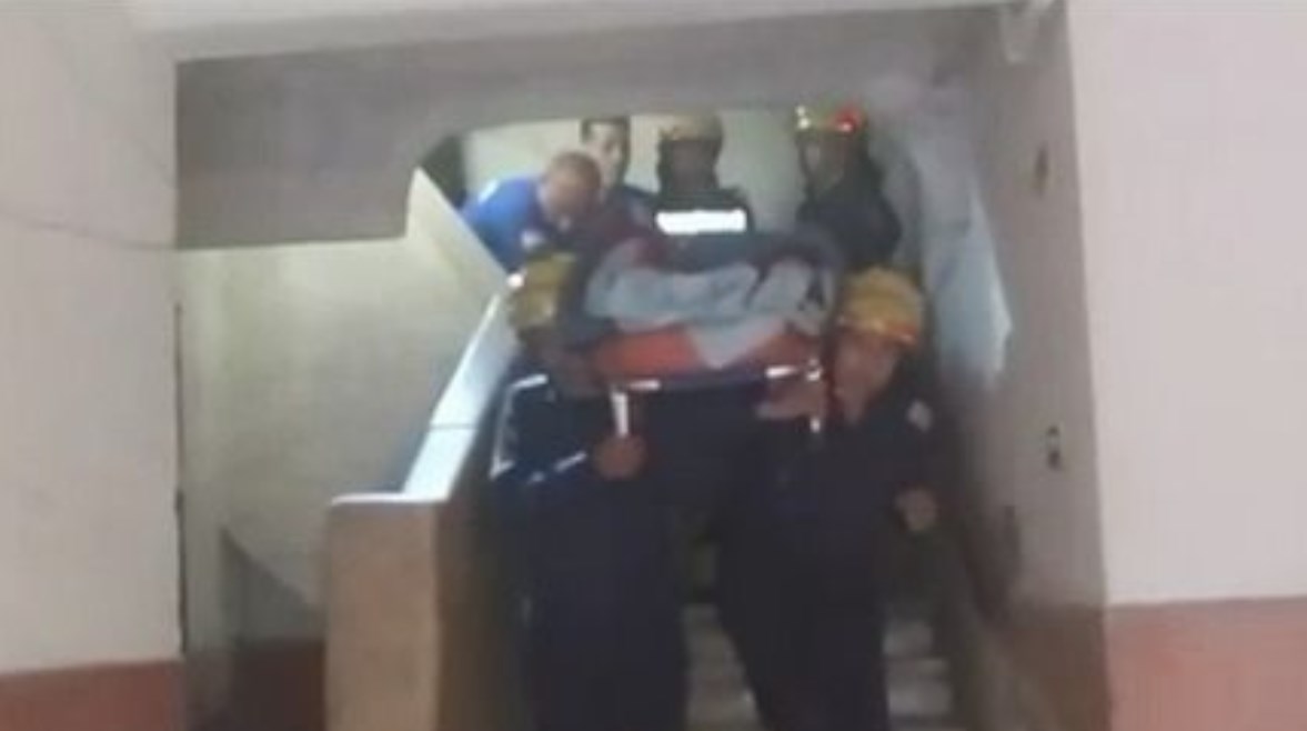 أمن الجيزة ينقل مُسنة للمستشفى