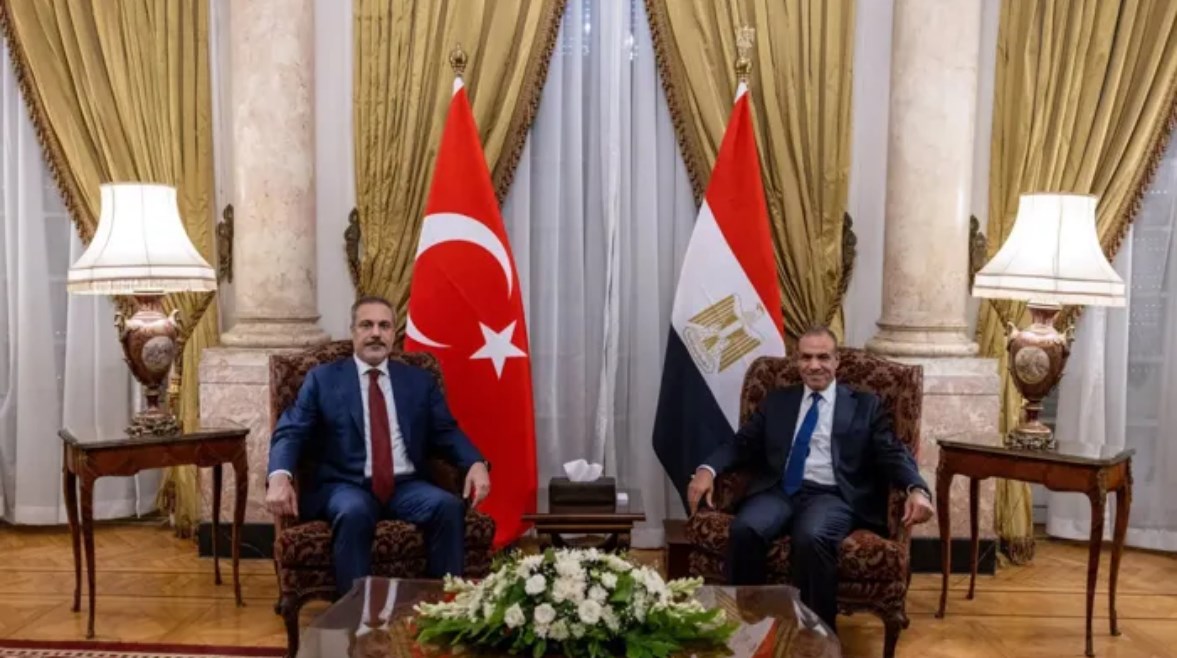 وزير الخارجية مع نظيره التركي