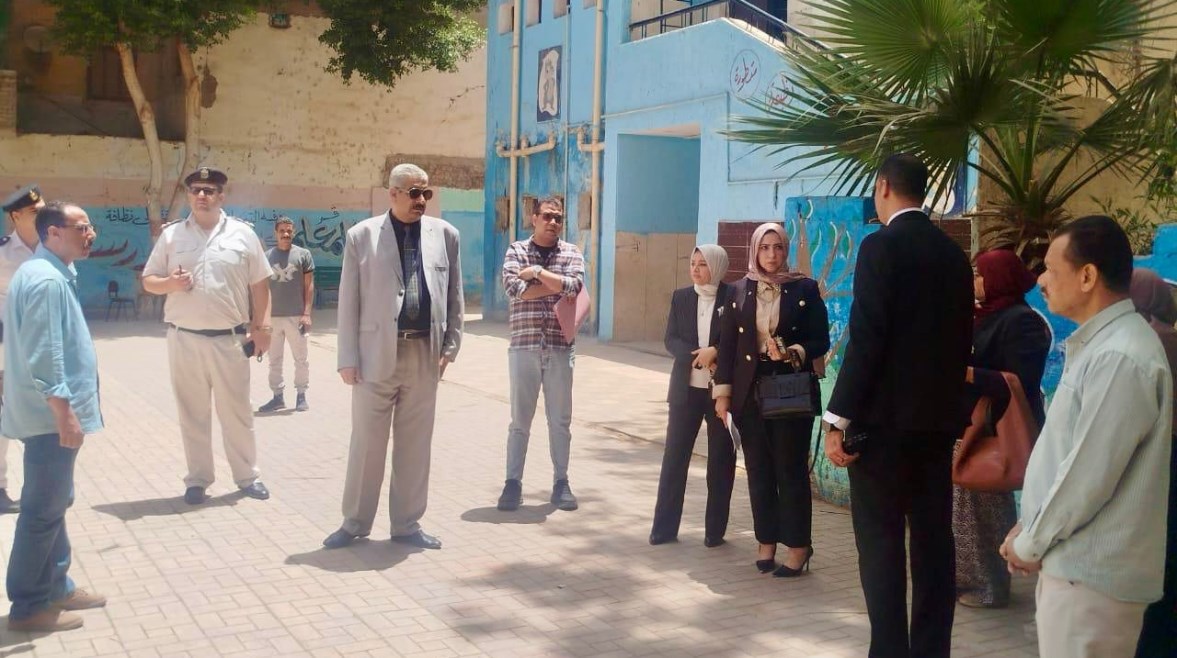 فريق من النيابة الإدارية داخل المدرسة