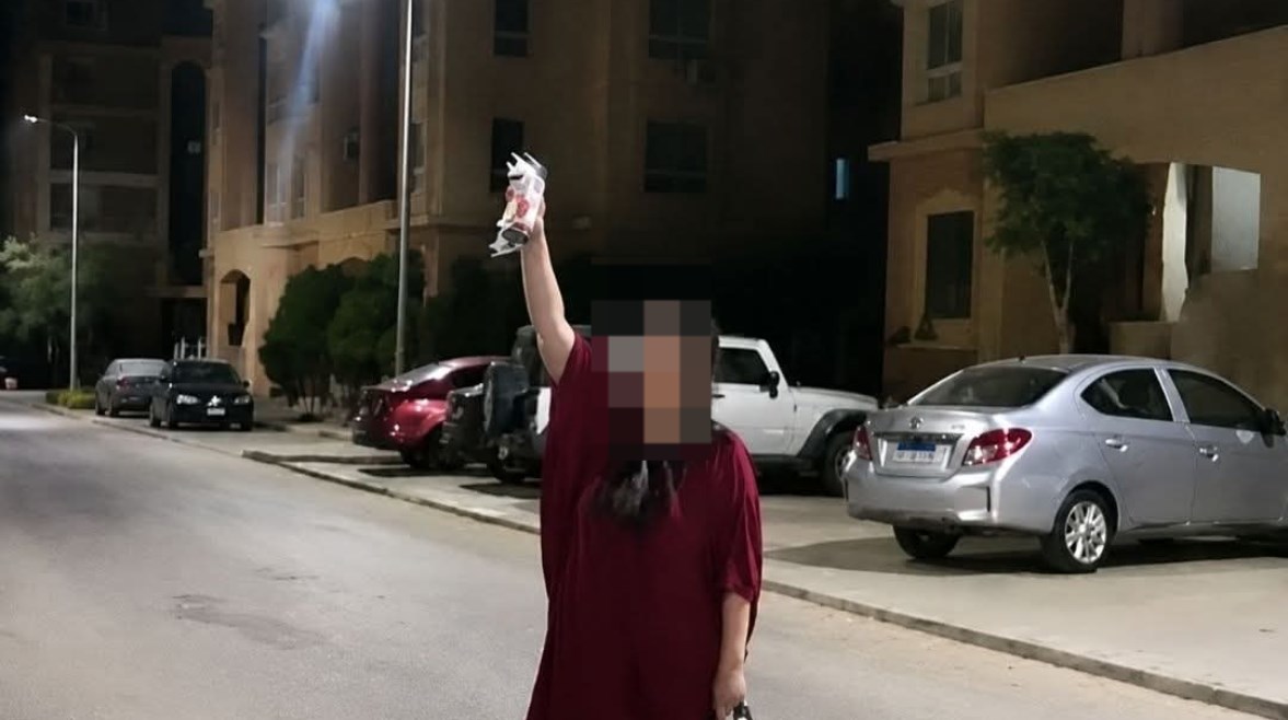السيدة الظاهرة في الفيديو 