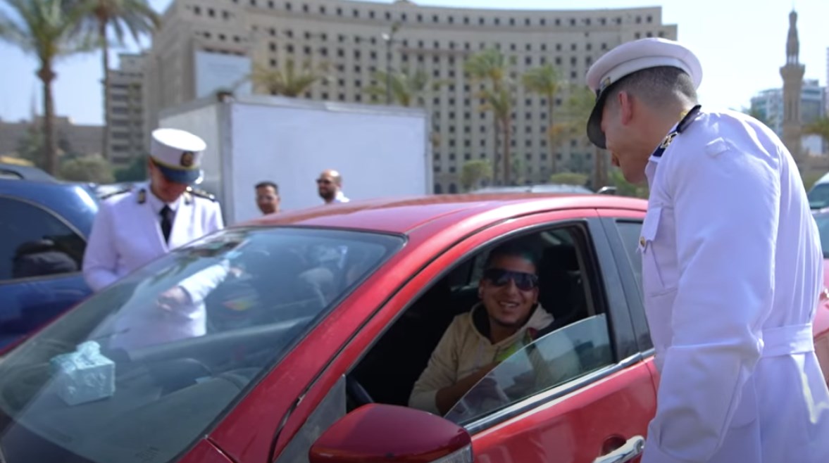 الداخلية توزع الورود وتبادل التهاني مع المواطنين 