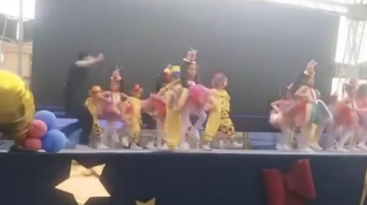 حادث سقوط شاشة العرض على طلاب KG2