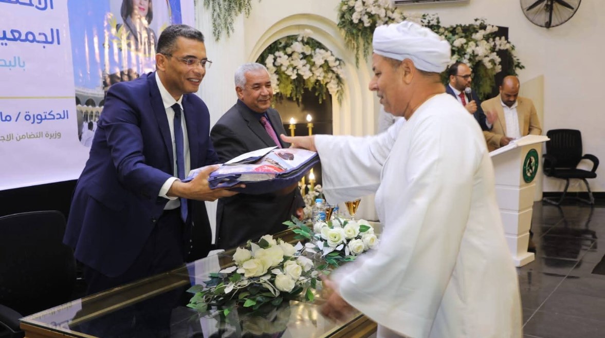 محافظ البحر الأحمر يسلم ملابس الإحرام لحجاج بيت الله الحرام 
