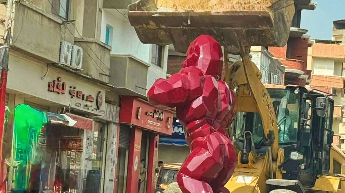 إزالة مجسم الغوريلا في البحيرة