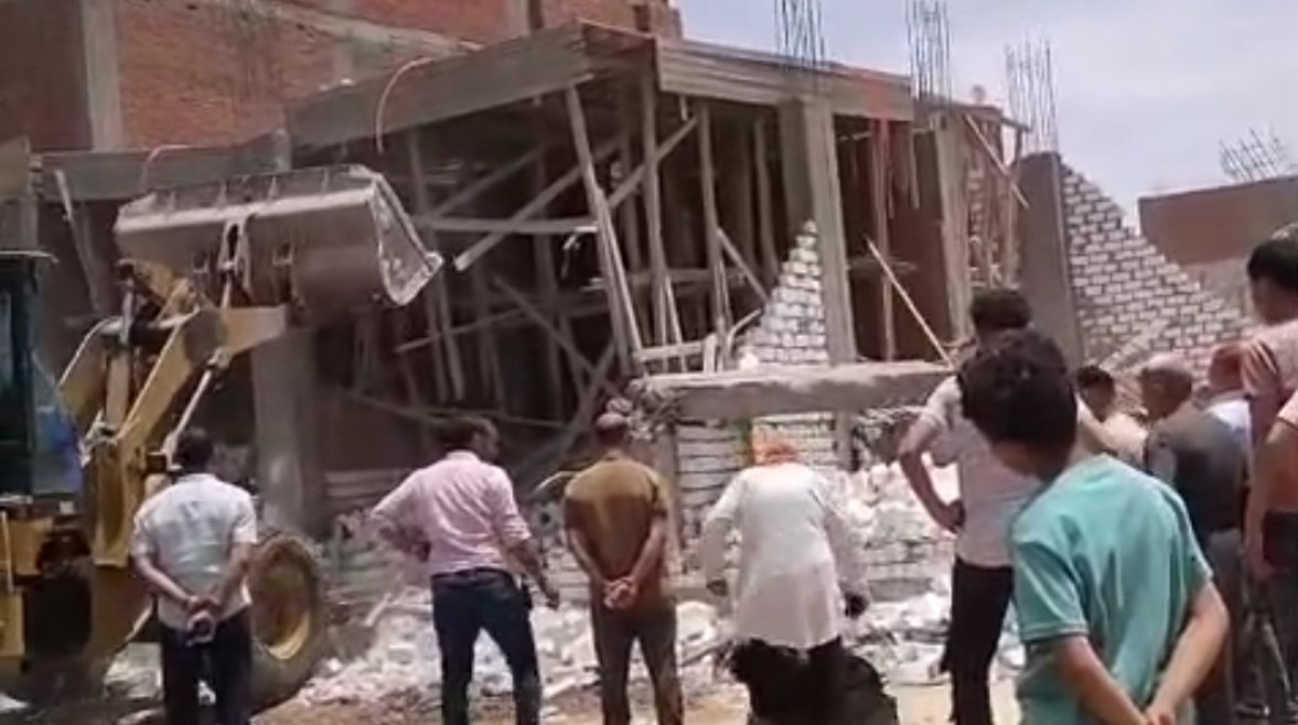 سيدة تحاول تقبيل قدم رئيسة مدينة بالمنيا