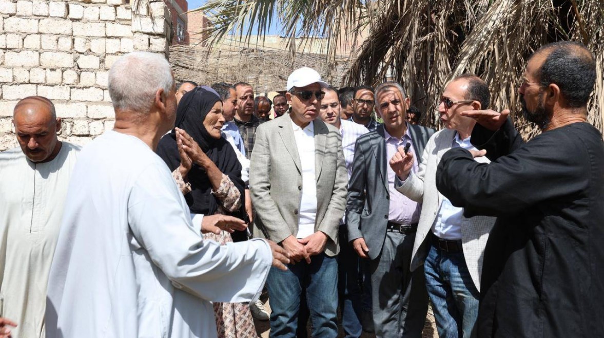 محافظ المنيا ينهي "كابوس" مياه الترعة في عزبة البيضاء