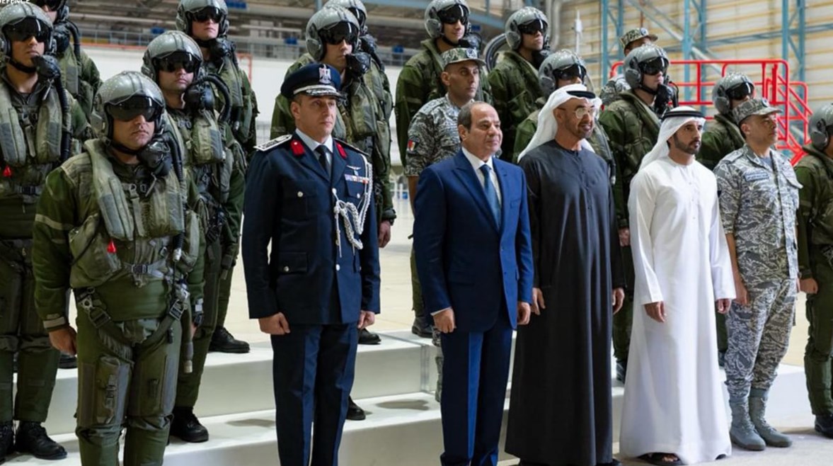 محمد بن زايد والرئيس السيسي بجانب القوات المصرية