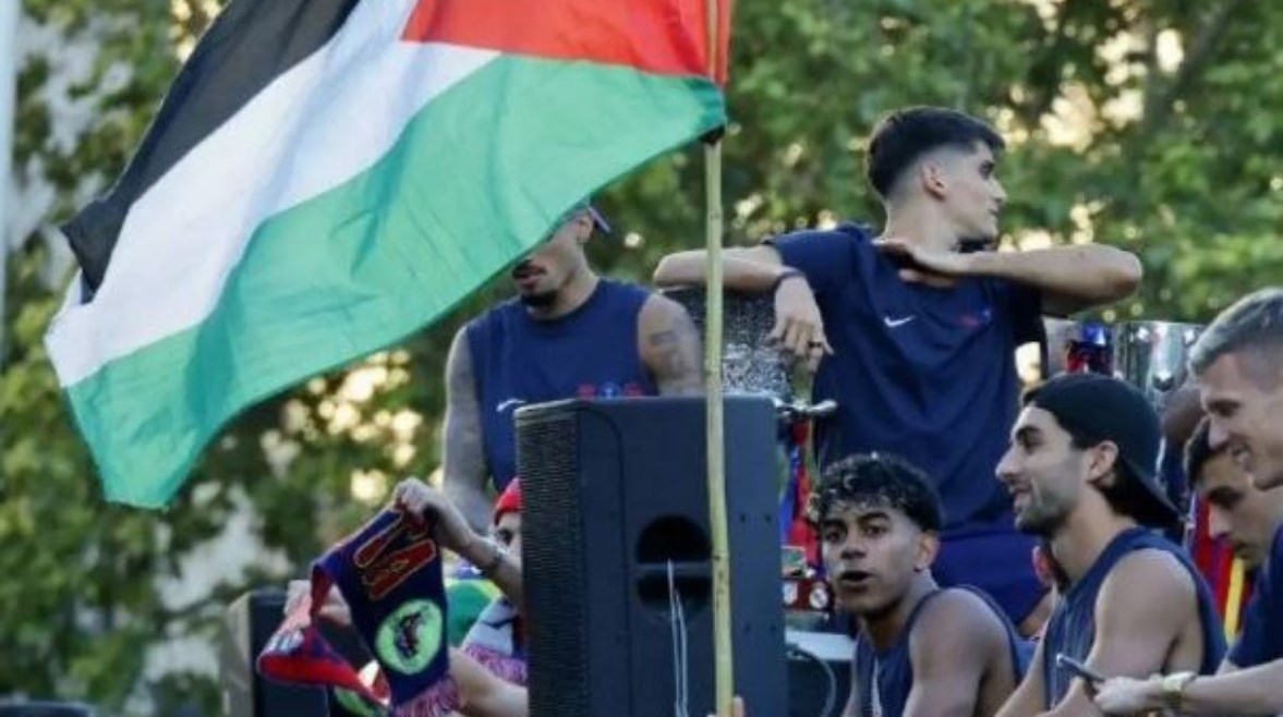 لامين يامال بعلم فلسطين