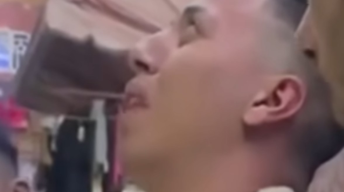 الشاب وهو منهارًا بالبكاء