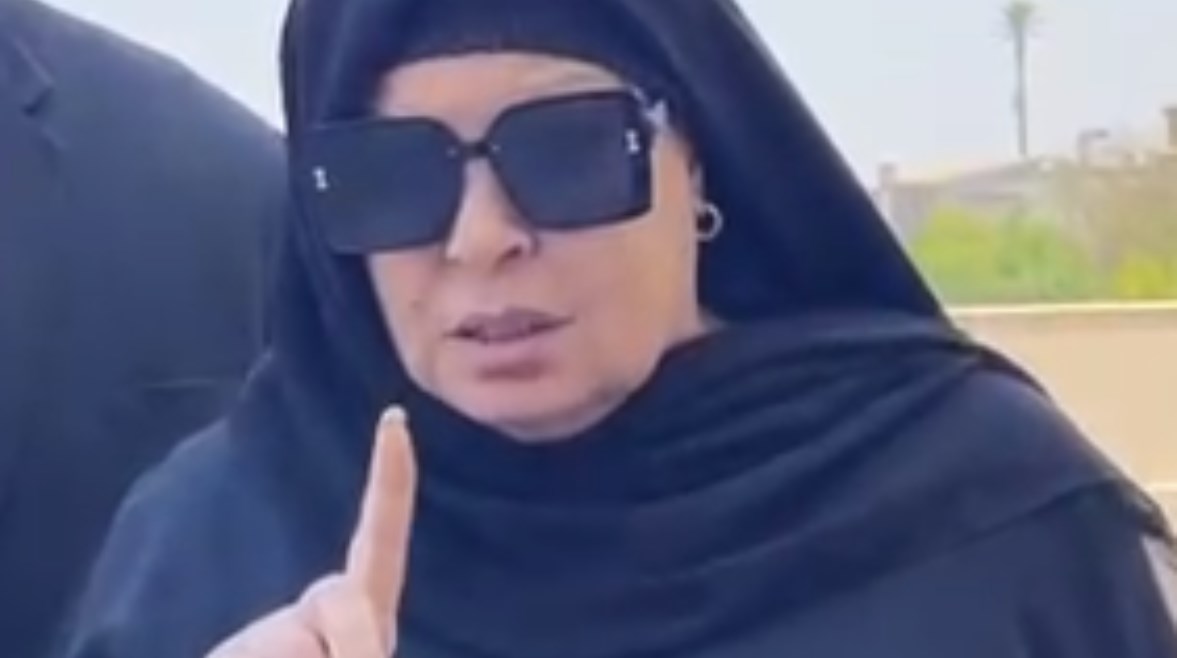 فيفي عبده من جنازة هاني شاكر