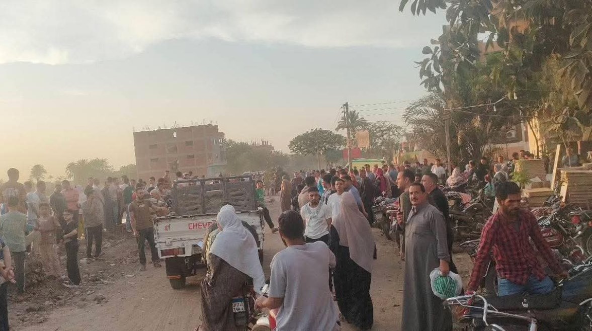 تجمع الأهالي للبحث عن الطفلين