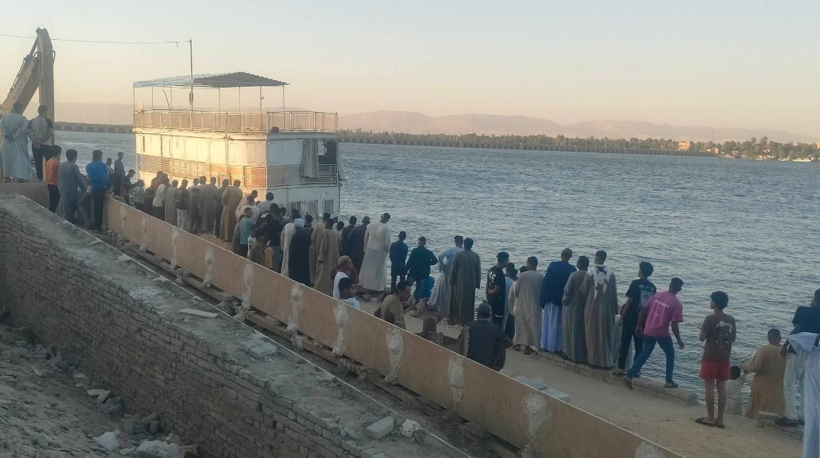 الأهالي يتابعون الإنقاذ