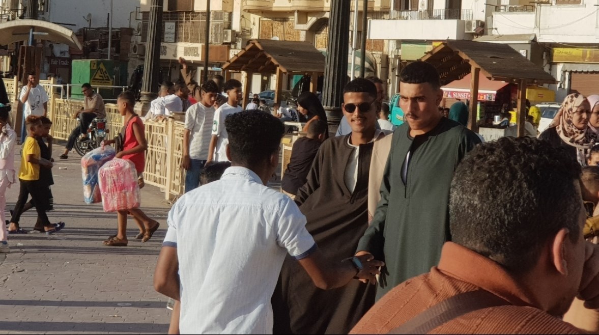 شباب يرتدون الجلابية البلدى فى ثانى ايام العيد 