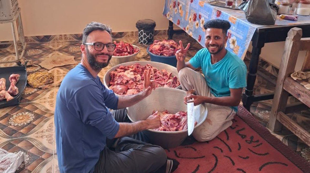 السائح الإيطالي  يشارك لحوم الاضاحي