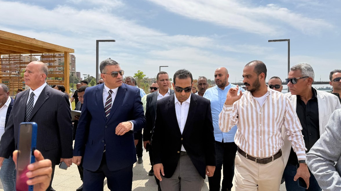 محافظ قنا يتفقد كورنيش النيل 