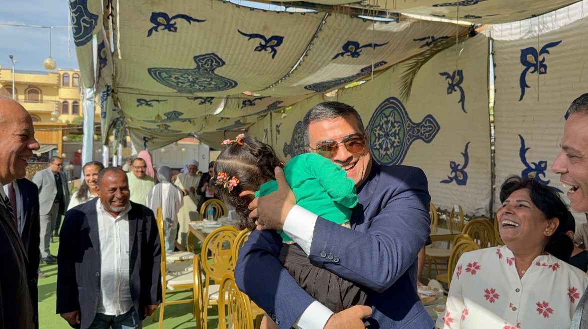 محافظ قنا في يوم العيد 